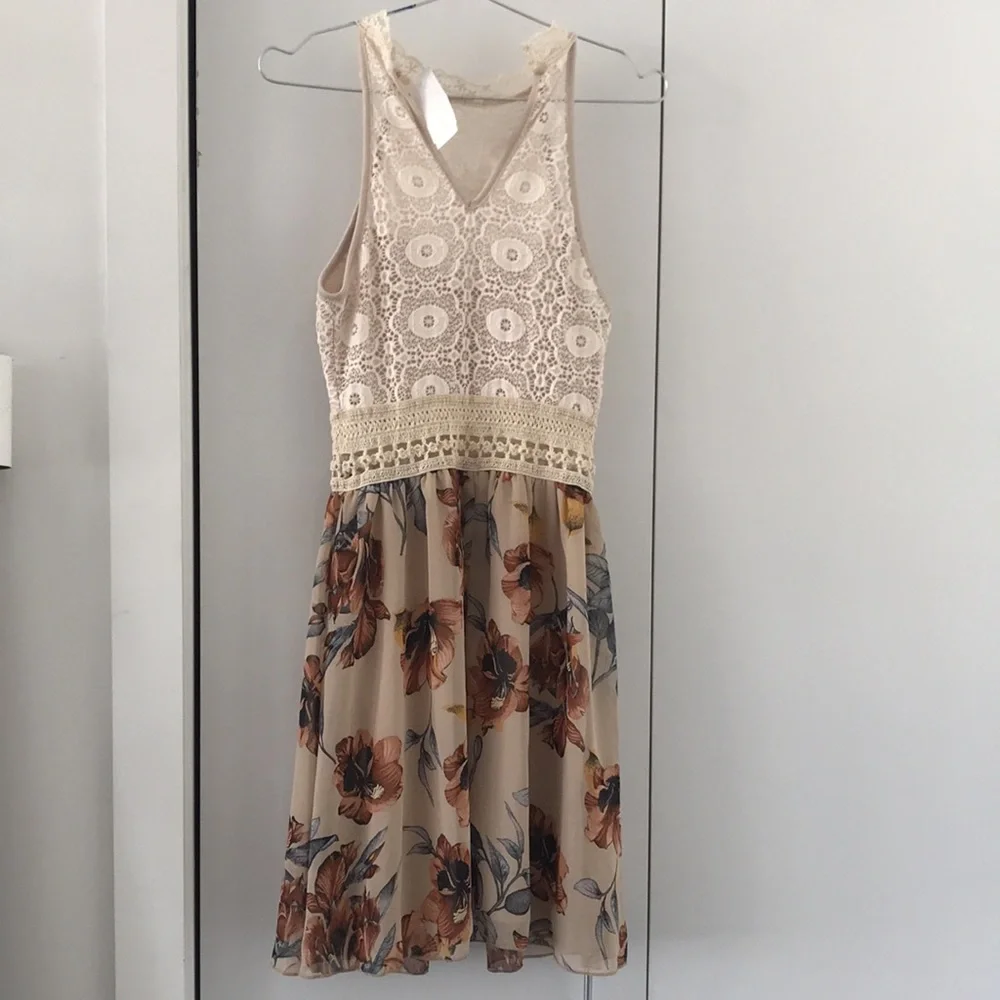 Lace floral dress size medium - Picture 9 of 10